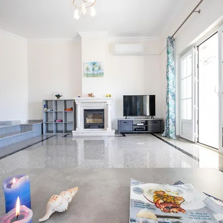 Villa In Albufeira With Pool Near Praia Do Castelo *